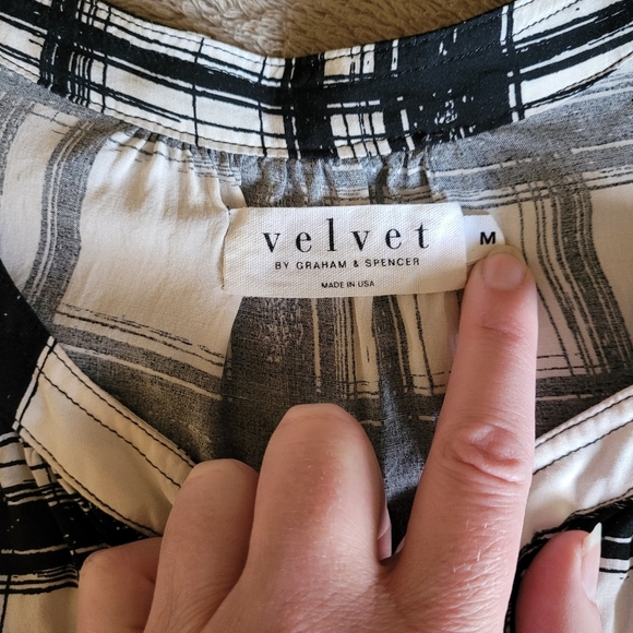 Velvet by Graham and Spencer cap sleeve blouse size medium - Picture 9 of 11